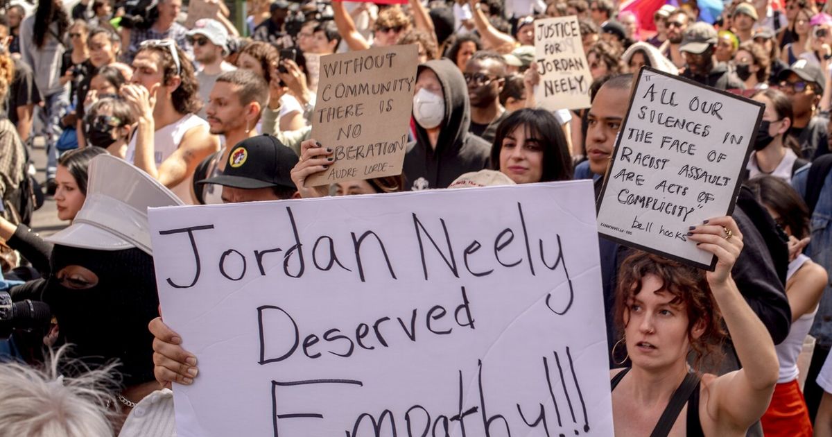 Man who choked NYC subway rider to death will face manslaughter charge