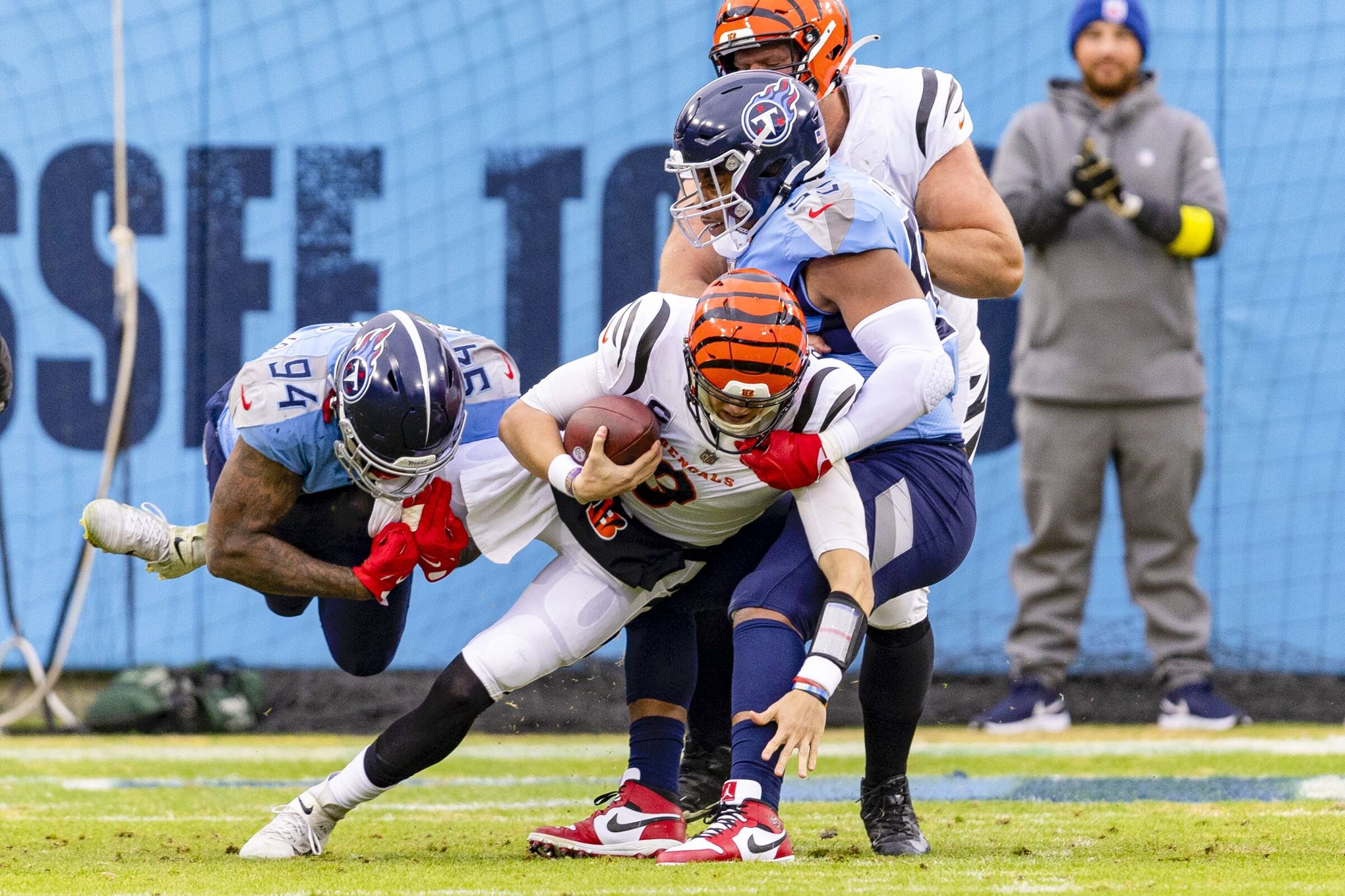 Tennessee Titans defensive end Mario Edwards Jr. (94) runs during an NFL  football game against the Washington Commanders, Sunday, October 9, 2022 in  Landover. (AP Photo/Daniel Kucin Jr Stock Photo - Alamy