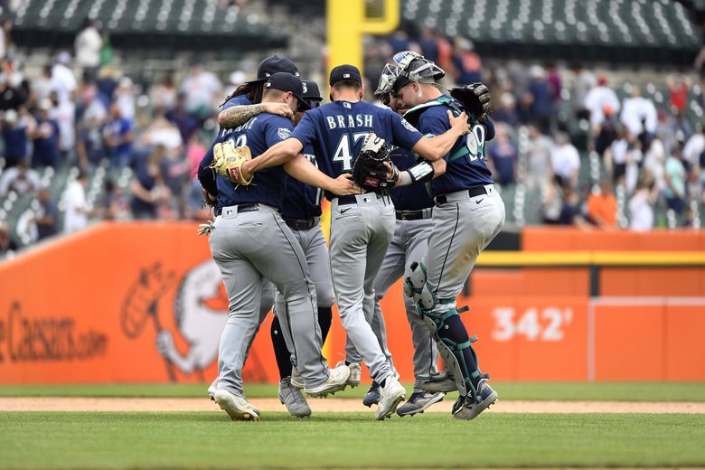 Seattle Mariners' Teoscar Hernandez Makes a Trade with Some Young Fans on  Friday - Fastball