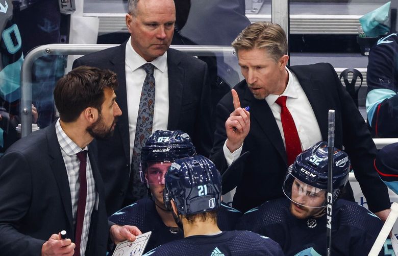 Coach Dave Hakstol makes an adjustment during a third period timeout. 223850