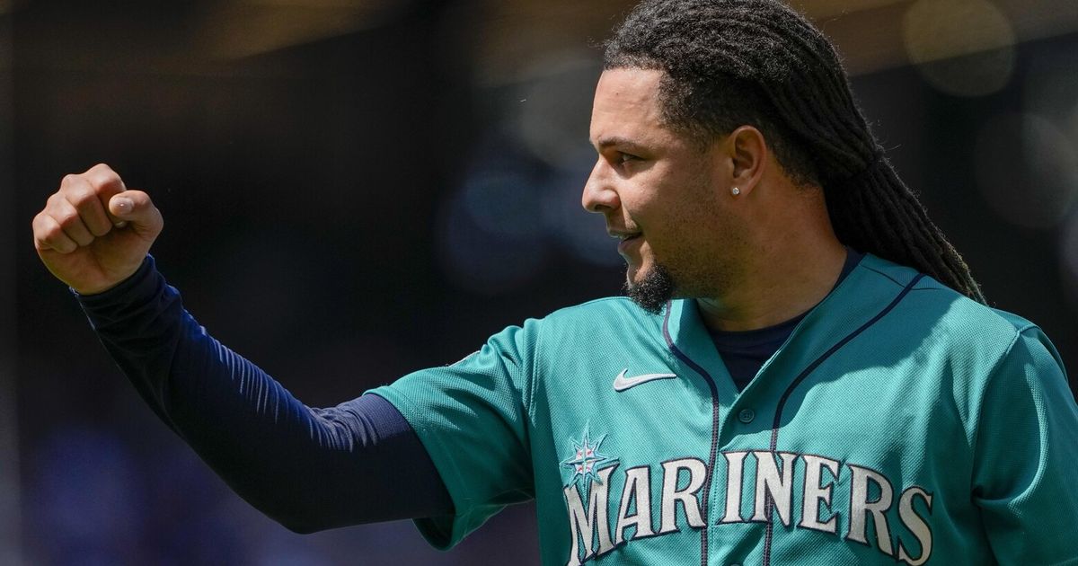 Seattle Mariners fans praise Luis Castillo for his one-hit shutout against  the Pittsburgh Pirates: He's the ace for a reason What a stud!