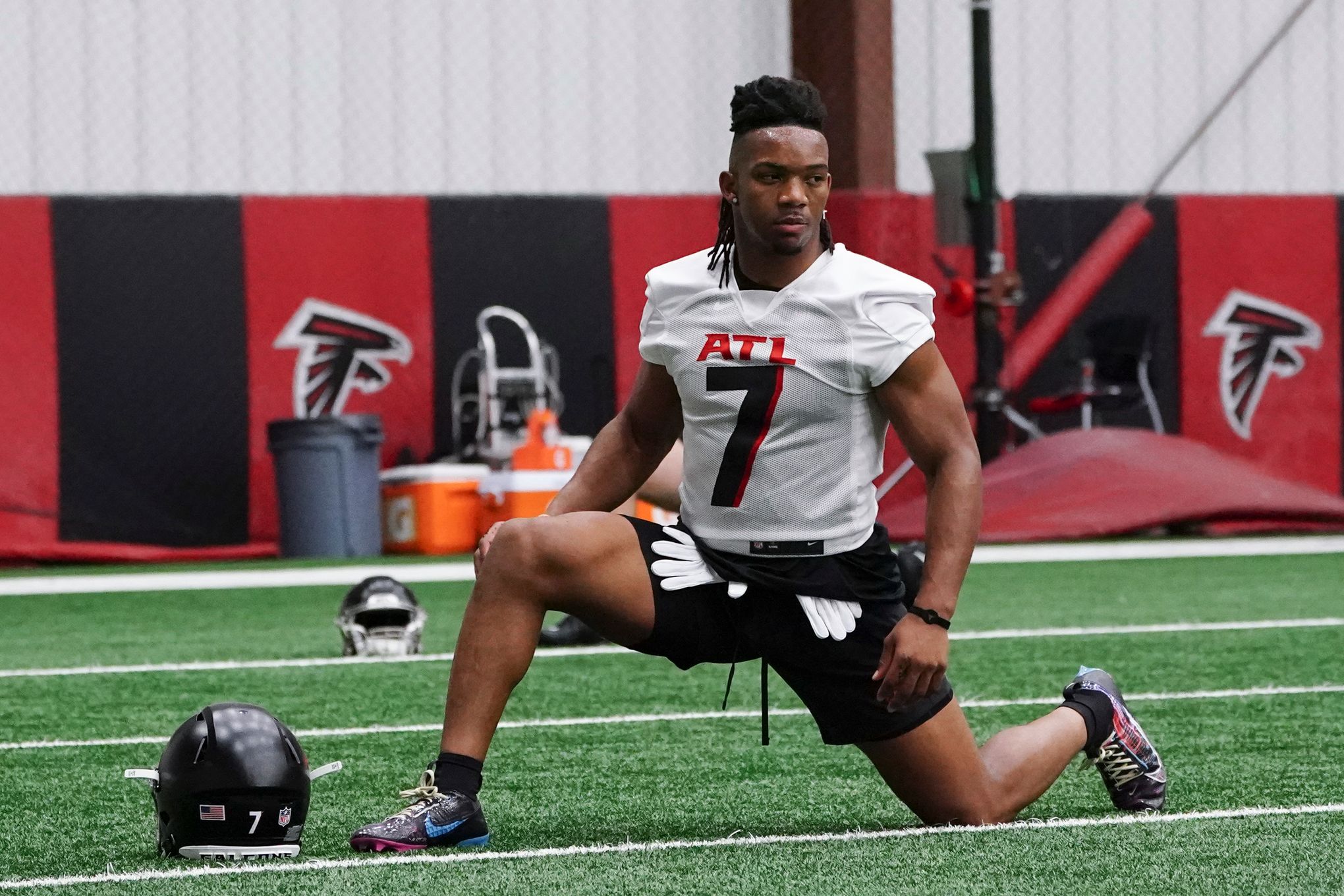 Falcons RB Bijan Robinson signs contract, debuts No. 7 jersey at rookie  minicamp