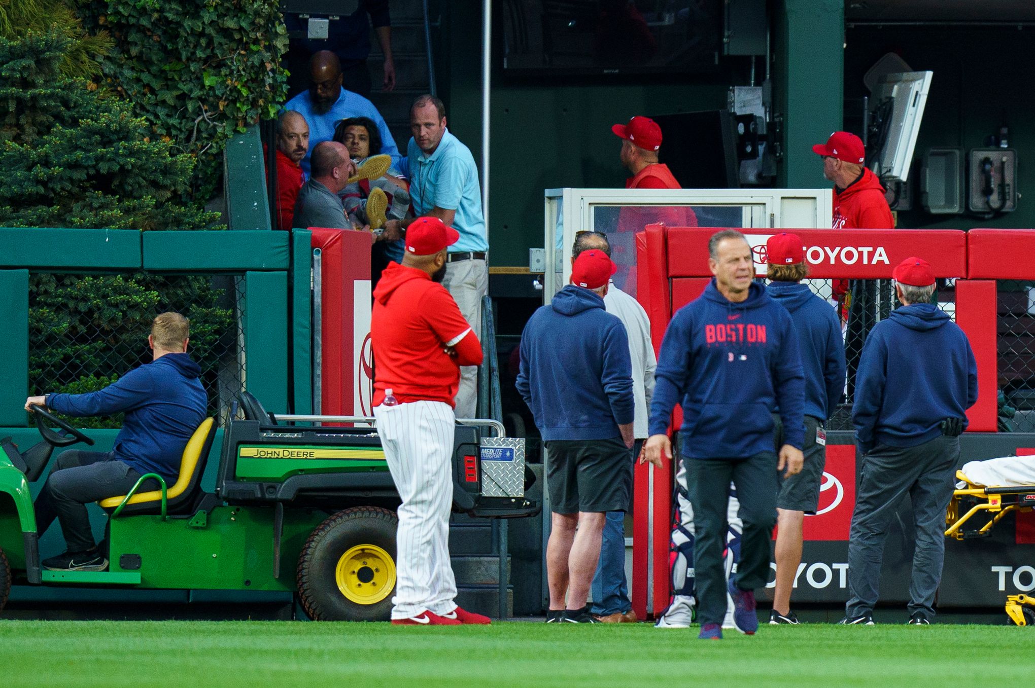 Spectator tumbles over railing into bullpen in Philly