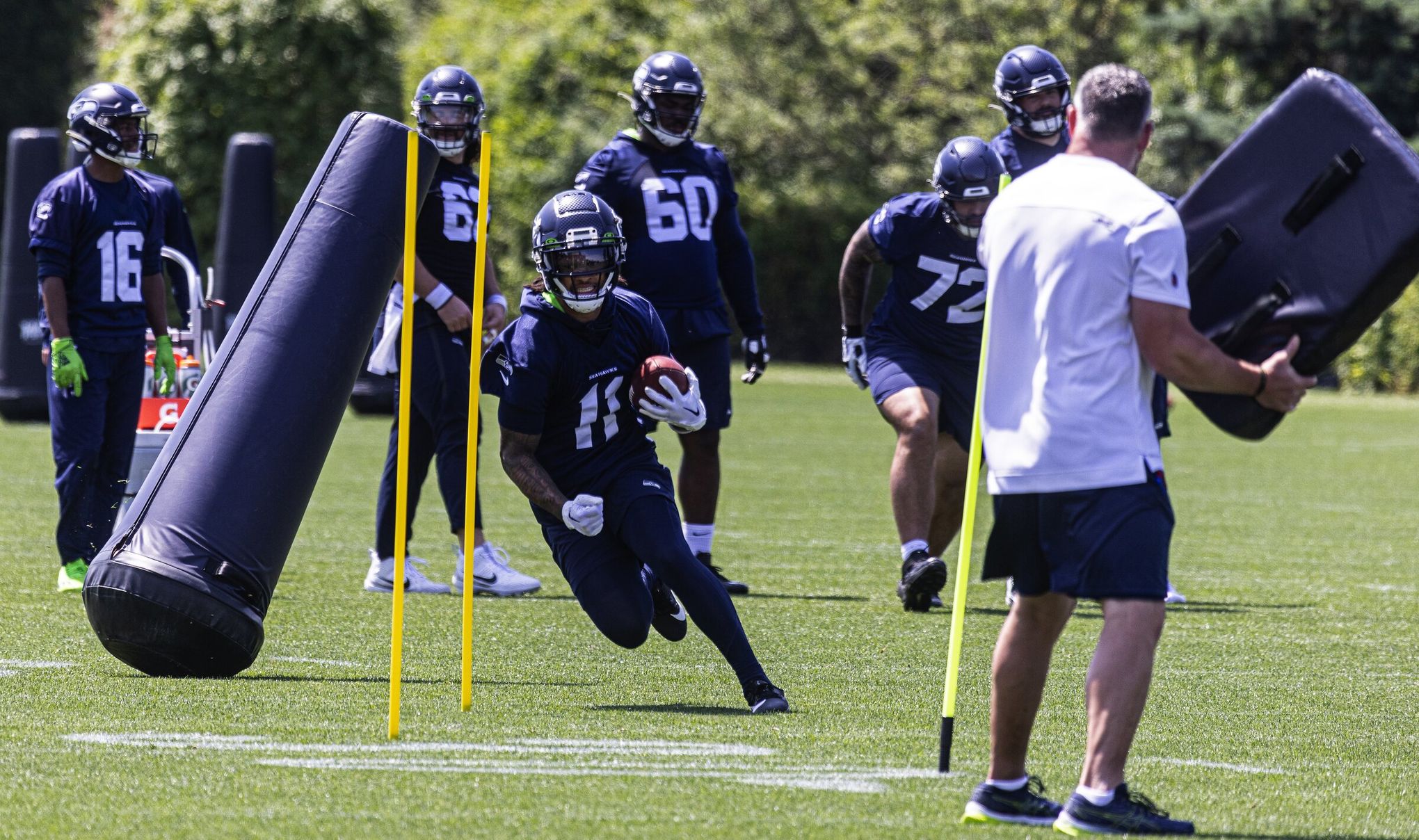 Here's Your First Look At The Current Seahawks In Their Throwback