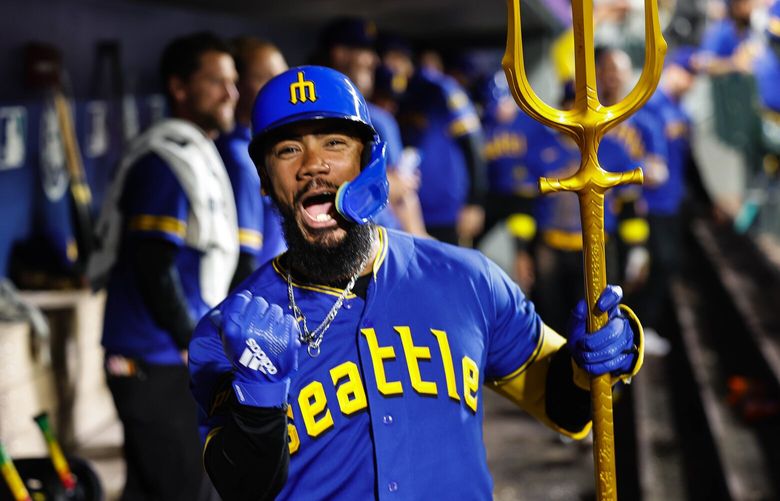 Teoscar Hernandez celebrates his seventh inning home run that gave Seattle a 3-2 lead over the Chicago White Sox. 224153