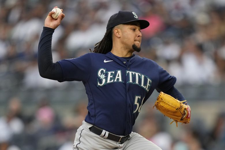 Castillo pitches into 7th as Mariners beat Yankees