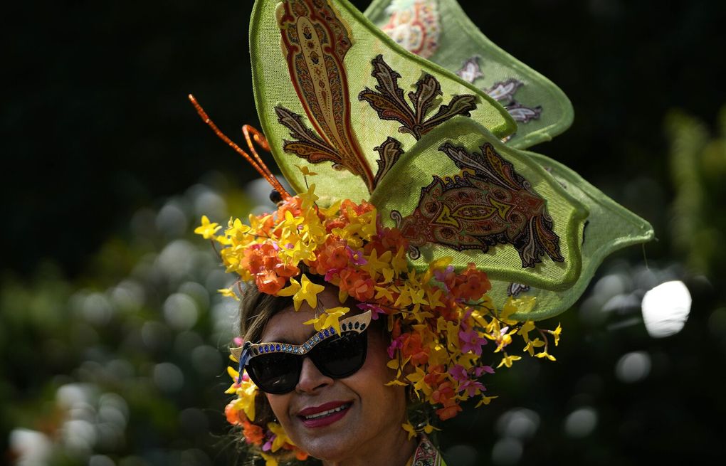 Ascot Races England UK 1986 scanned in 2018 the British Royal Family arrive  and walk about at Royal Ascot in 1986. Queen Mother Members of the public  dressed in fine hats and