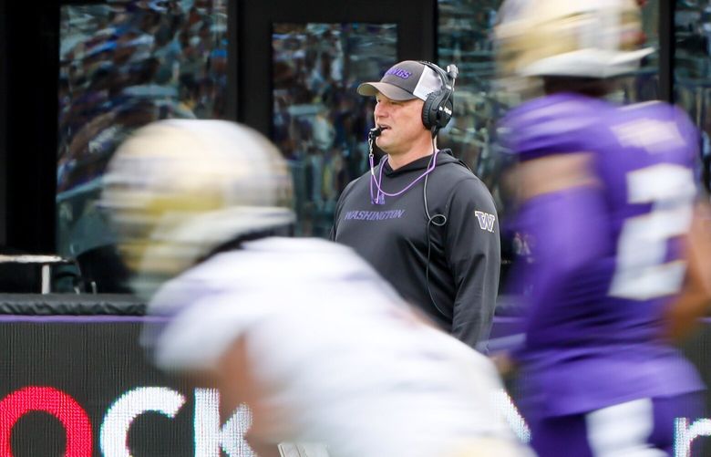 Washington Huskies head coach Kalen DeBoer watches his team scrimmage during the Spring Preview. 223640