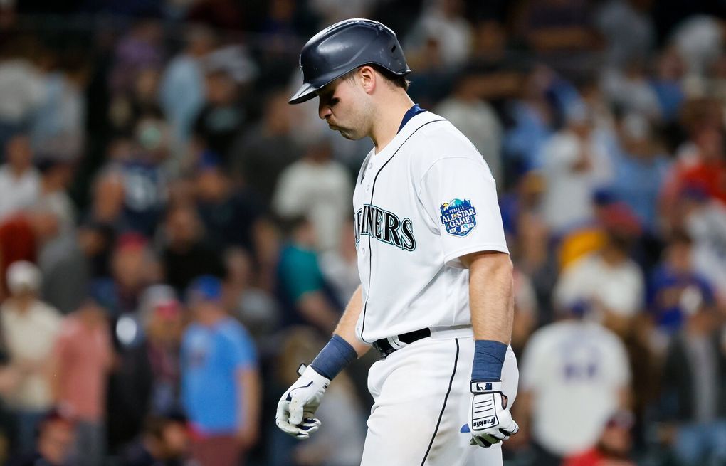 Mariners strand runners late in extra-inning loss to Nationals