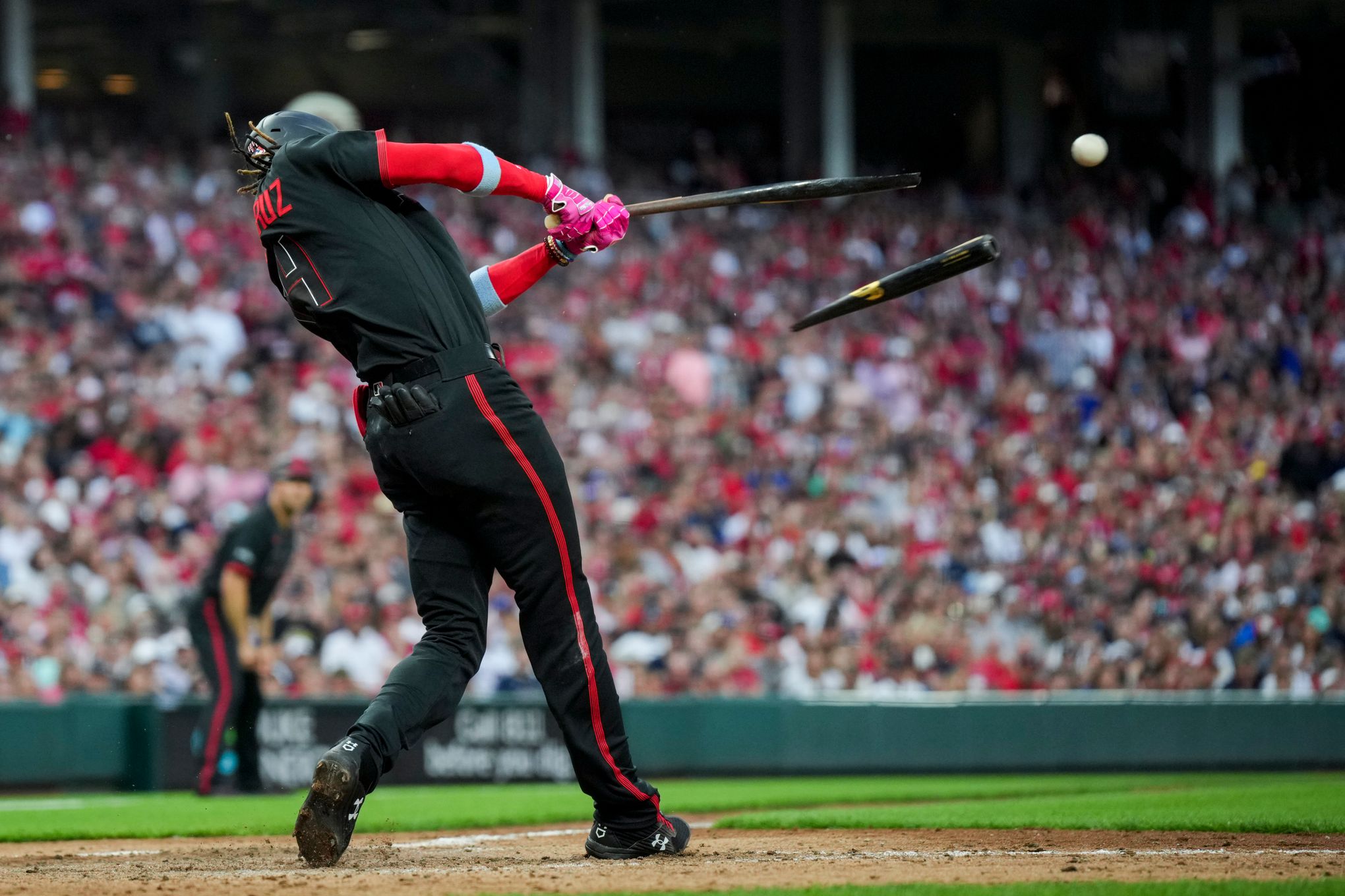 Reds sensation De La Cruz hits for cycle in 15th career game