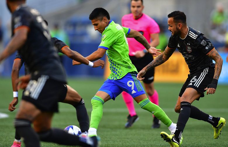 Sounders forward Raúl Ruidíaz controls the ball against the Houston Dynamo on Saturday, July 1 2023.