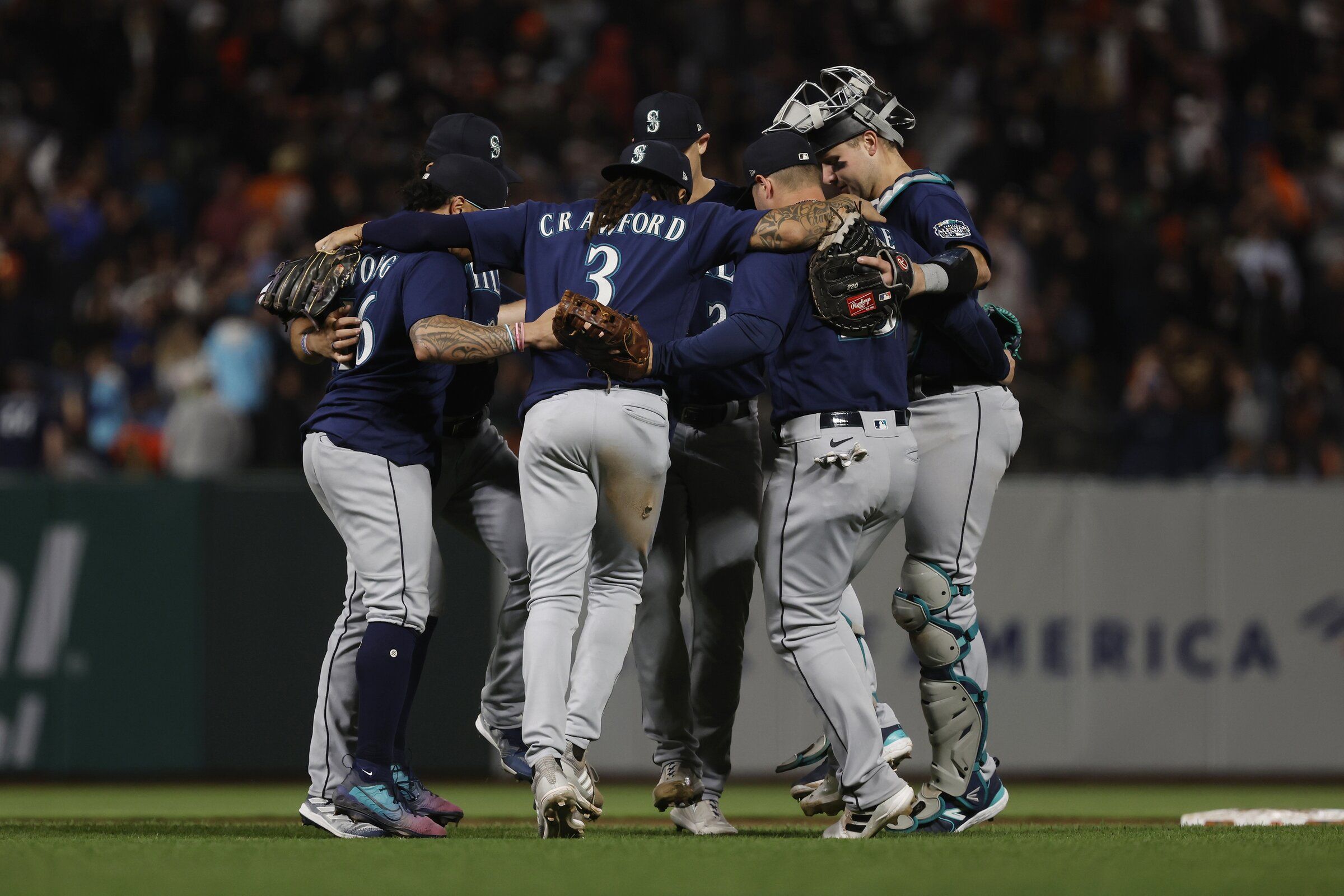 Ninth inning outburst lifts Mariners over Giants for 3rd win in a