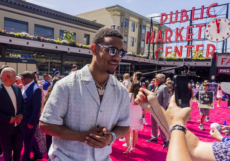 Photos: MLB All-Stars walk the red carpet at Pike Place Market