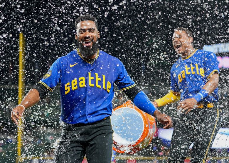 Teoscar Hernandez makes his former team pay as Mariners walk off