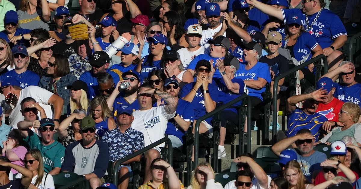 Tens of THOUSANDS of Blue Jays fans make trip to Seattle! 