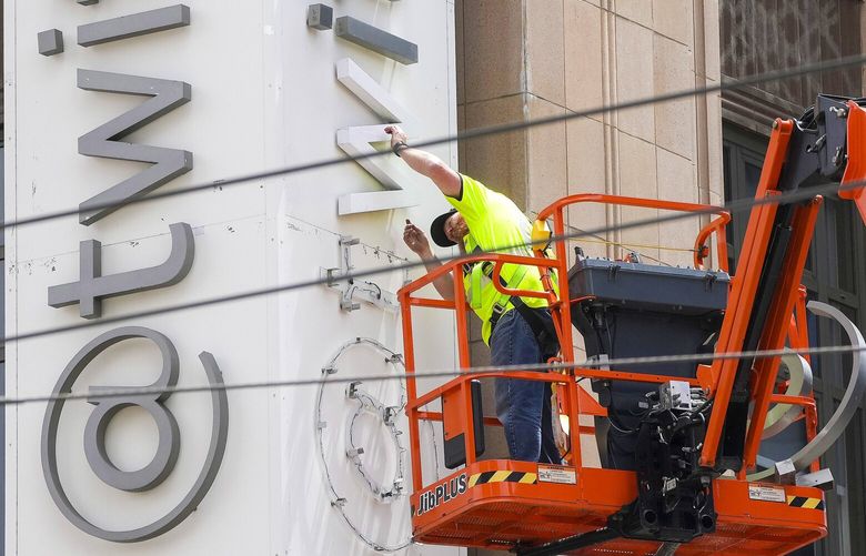 A contractor works to remove letters from the Twitter sign at the company’s headquarters in San Francisco, July 24, 2023. Workers removed the first six letters before the San Francisco Police Department stopped them for performing “unauthorized work,” according to an alert sent by the department. (Jim Wilson/The New York Times) XNYT0665