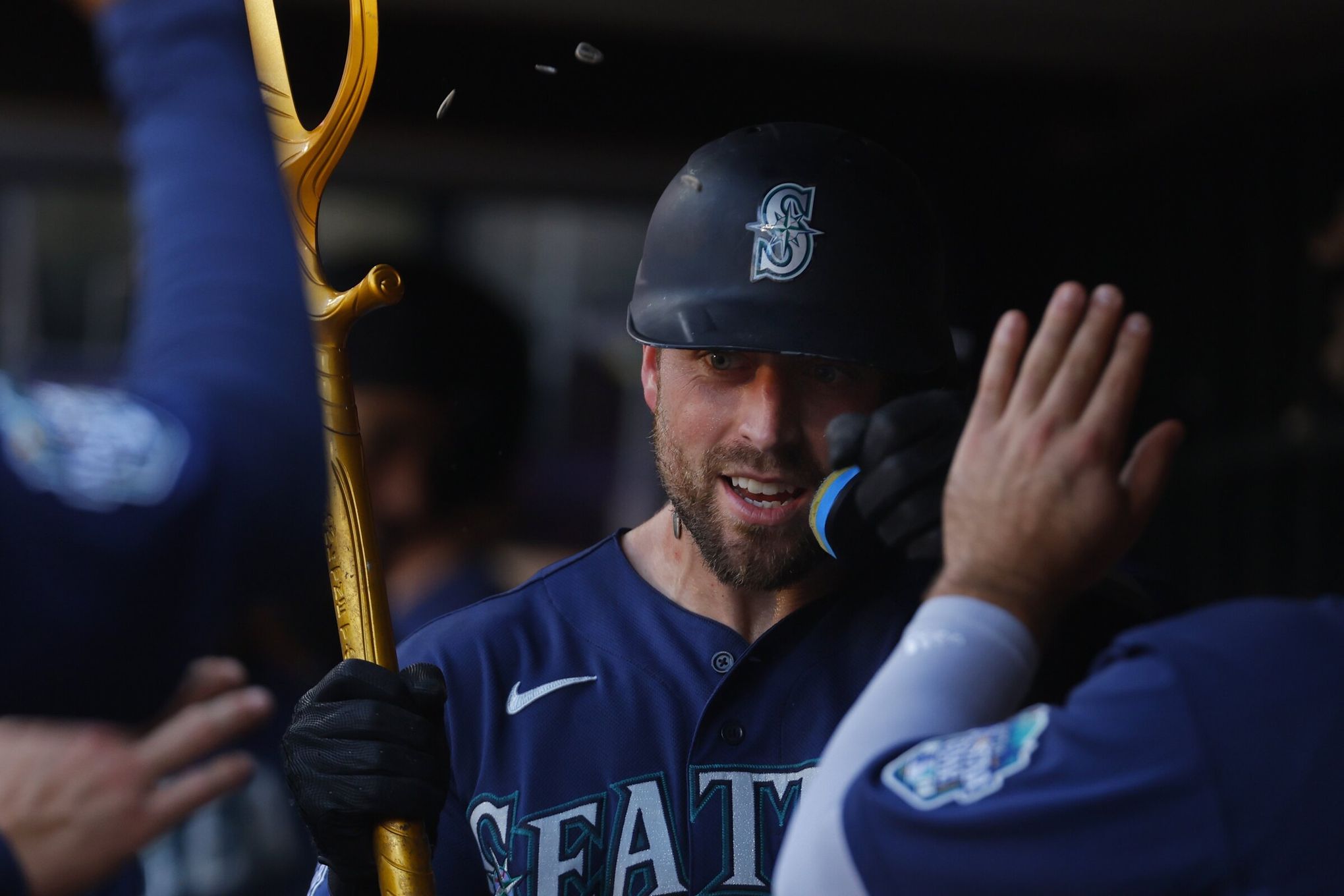 Bats come alive late, Mariners beat A's in 10 innings