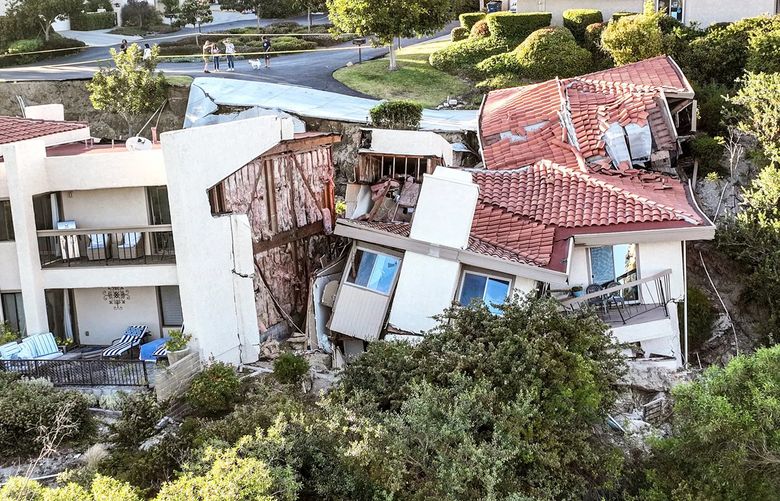 A hillside continues to collapse as homes along Peartree Lane fall along with it, Monday, July 10, 2023, in Rolling Hills Estates, California. (Robert Gauthier/Los Angeles Times/TNS)
