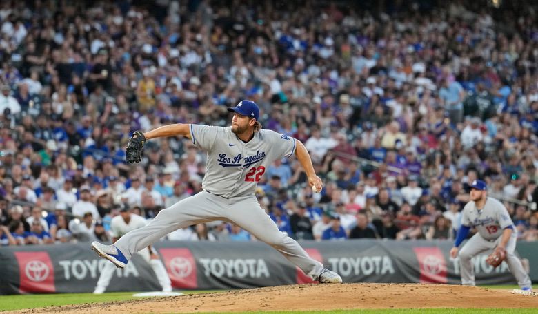 Dodgers' Clayton Kershaw will keep pitching through shoulder