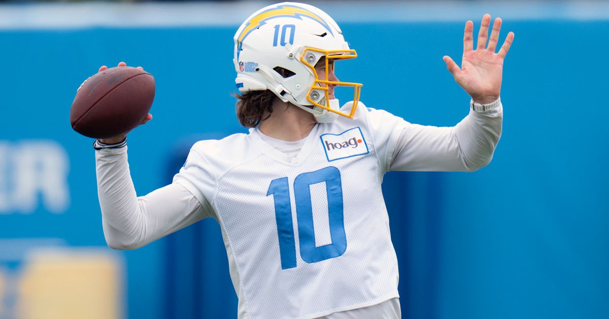 Schefter] The next QB domino falls: Chargers and Justin Herbert reached  agreement today on a landmark five-year, $262.5 million extension that ties  him to the franchise through the 2029 season, sources tell