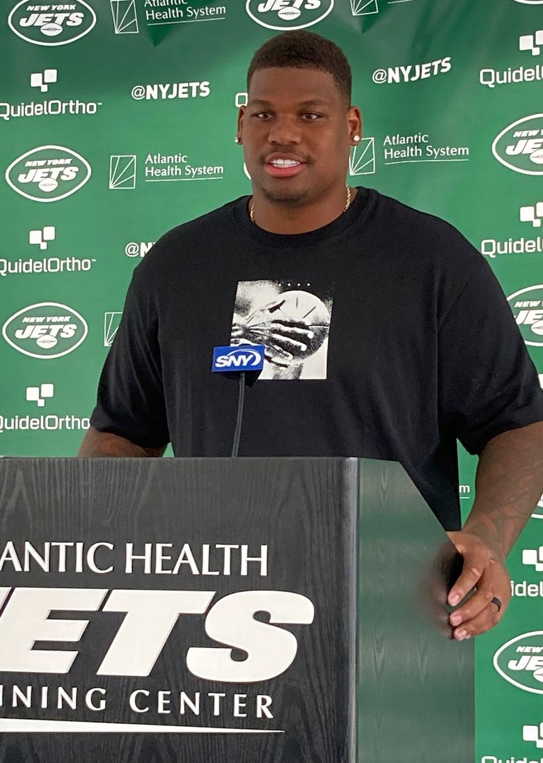 C.J. Uzomah arrives at Jets camp in interesting Zach Wilson T-shirt