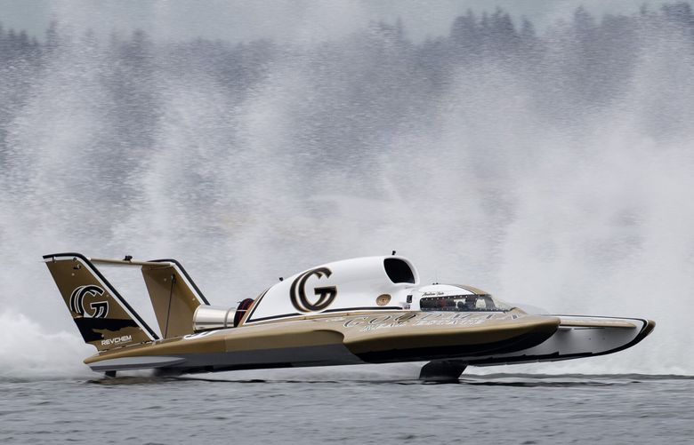 Driver Andrew Tate moves the front straight during heat 2A Saturday, Aug. 5, 2023, at Seafair in Lake Washington in Seattle. (Luke Johnson / The Seattle Times)