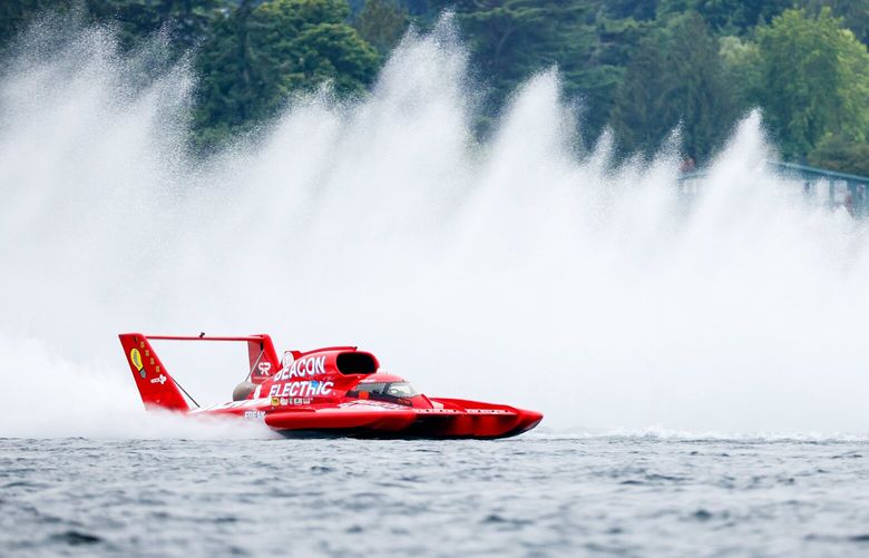 J. Michael Kelly in Beacon Electric runs in the heats.  224572