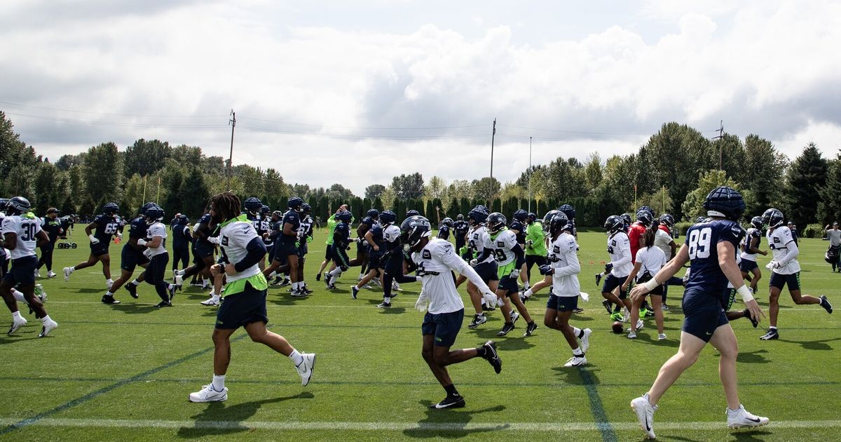 Seahawks safety Joey Blount carted off at training camp with back