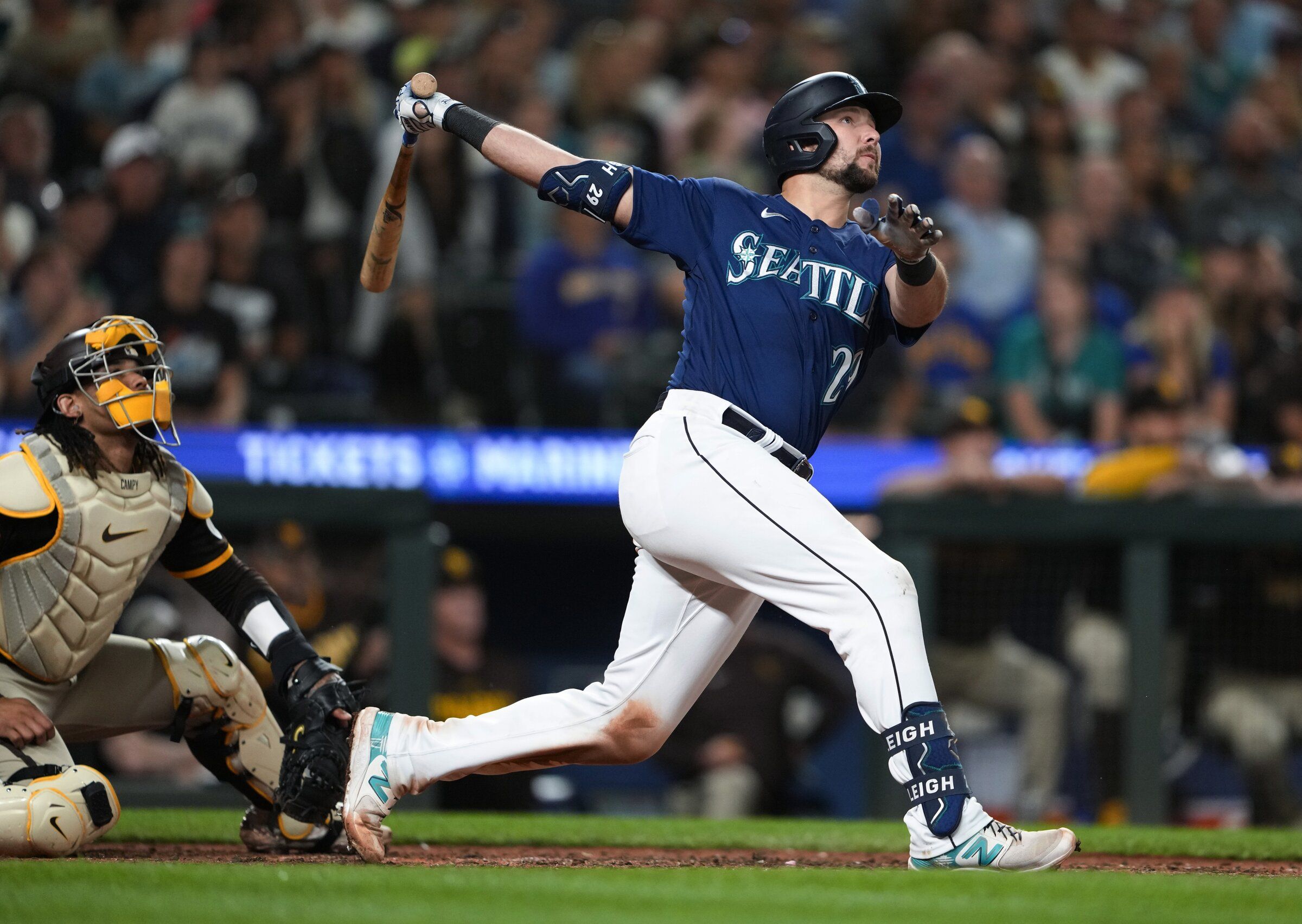 Cal Raleigh s homer jump starts Mariners as they win seventh in