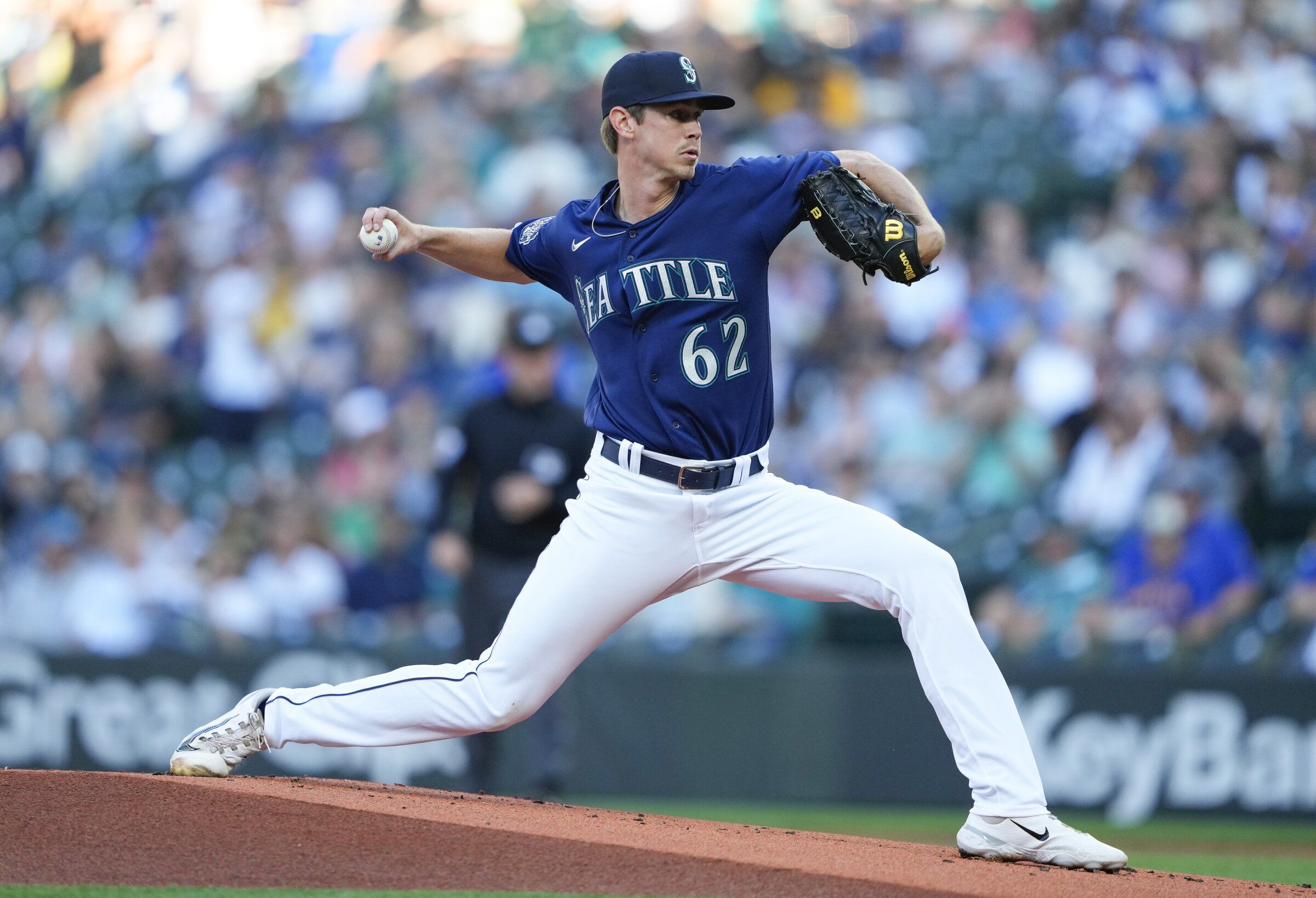 Cal Raleigh s homer jump starts Mariners as they win seventh in