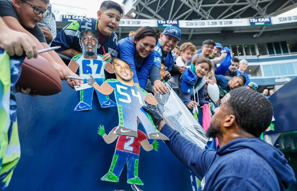 Bobby Wagner gets rousing reception in first game back at Lumen Field