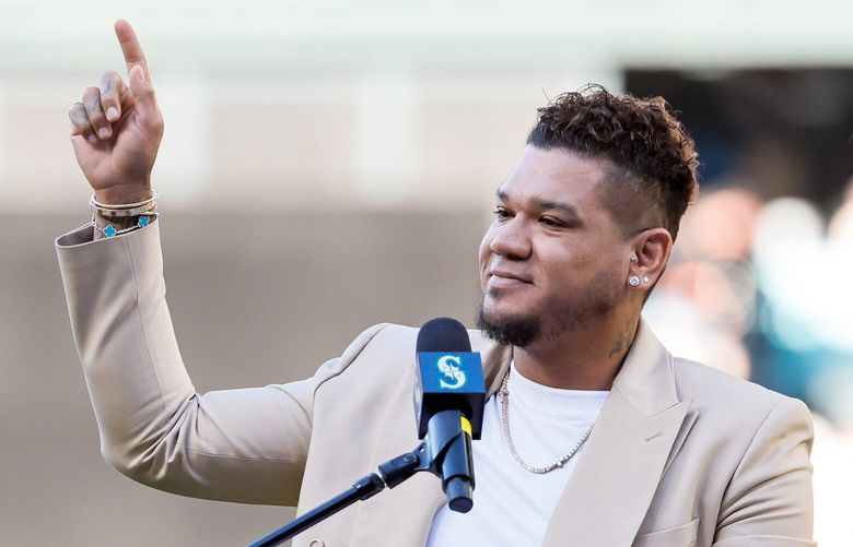 Felix Hernandez directs the crowd in a “K” chant as he comes up to speak during his Hall of Fame induction ceremony.  224676