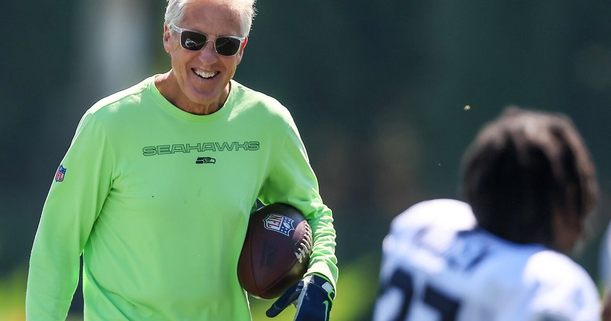 Seahawks safety Joey Blount carted off at training camp with back