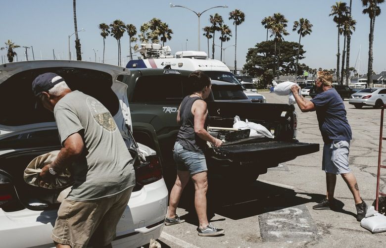 Residents and community members load up sandbags  ahead of Hurricane Hilary’s arrival to Southern California in Long Beach, Calif., Aug. 18, 2023. (Mark Abramson/The New York Times) XNYT0314 XNYT0314