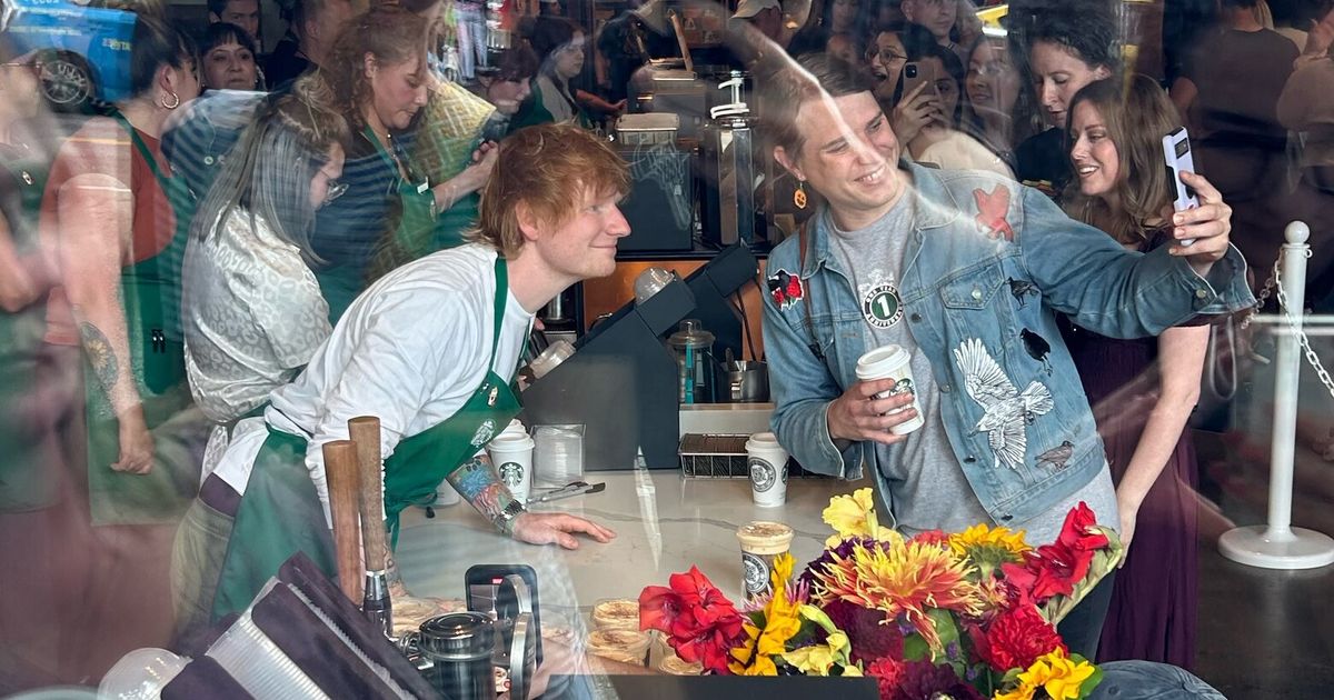 艾德·希兰（Ed Sheeran）给西雅图的粉丝们带来惊喜……他为他们制作拿铁咖啡