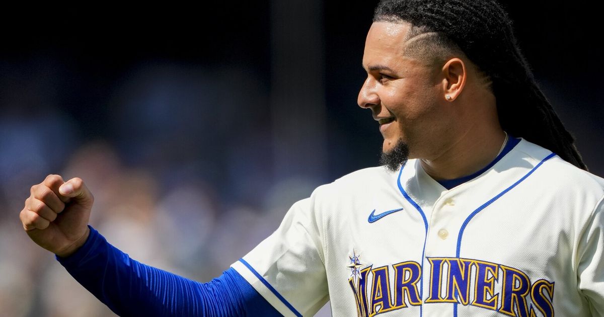 Mariner Dads Catch Their Kids' First Pitches, The most adorable first  pitches 🥹 #FathersDay, By Seattle Mariners