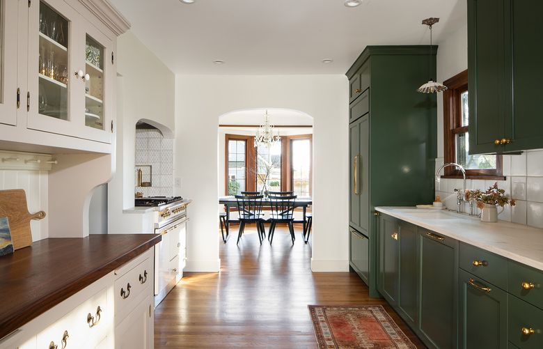Scheff likes to use cohesive colors and materials to make a space feel seamless.. “Cabinet-front refrigerators and dishwashers help there be a continuous design without a visual break. It really cleans up the space,” she says. (Courtesy of Wynne H. Earle Photography)