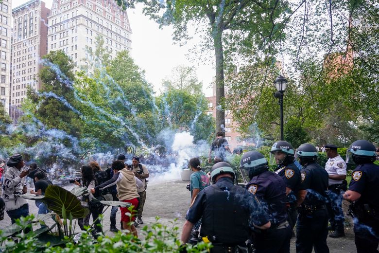 Crowd in the thousands overwhelms New York City's Union Square, tosses  chairs, climbs on vehicles | The Seattle Times