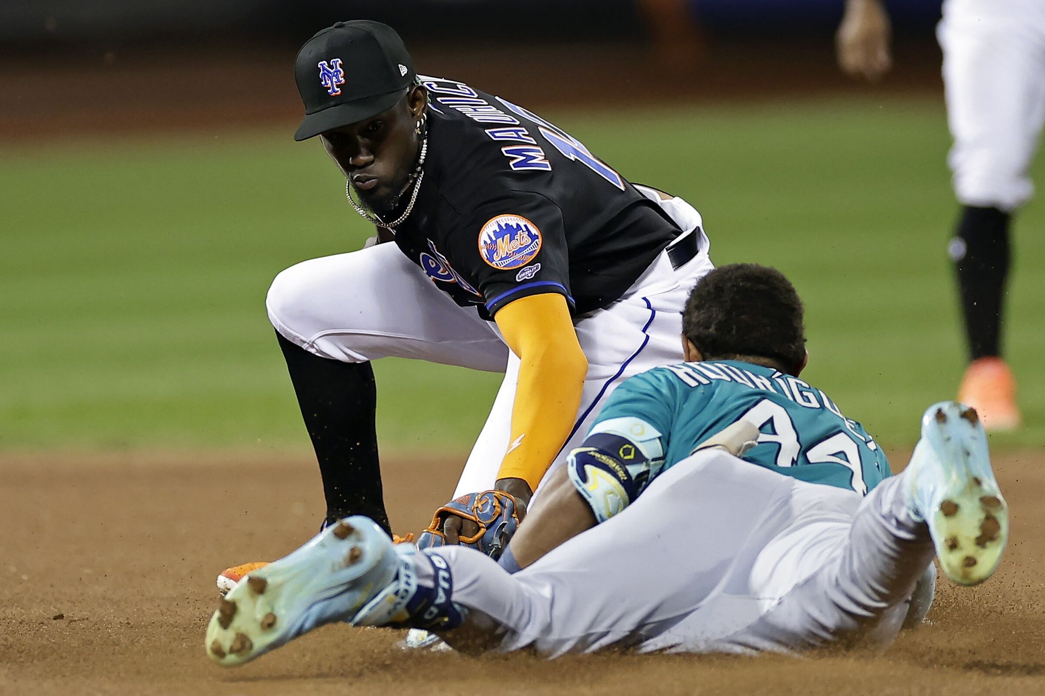 Mariners' bats don't have much pop in road-trip opening loss to Mets