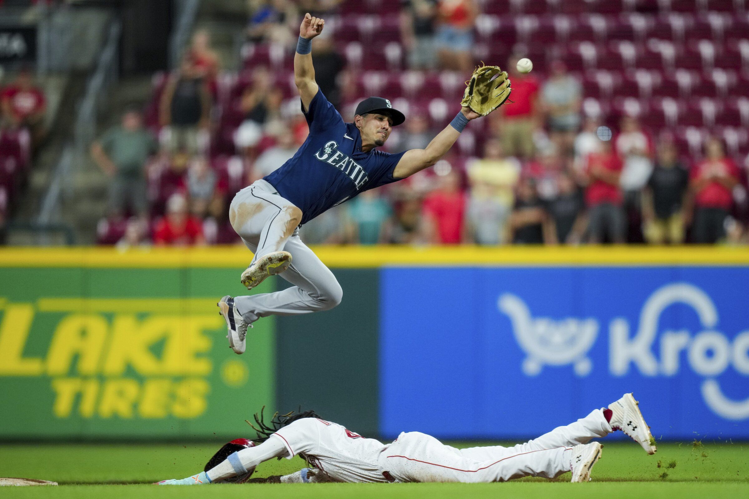 Mariners blow late lead fall out of first place after loss to