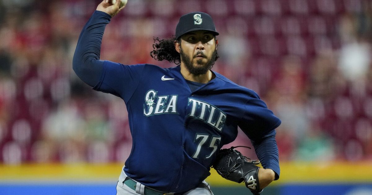 Mariners blow huge lead, lose to Red Sox 8-7