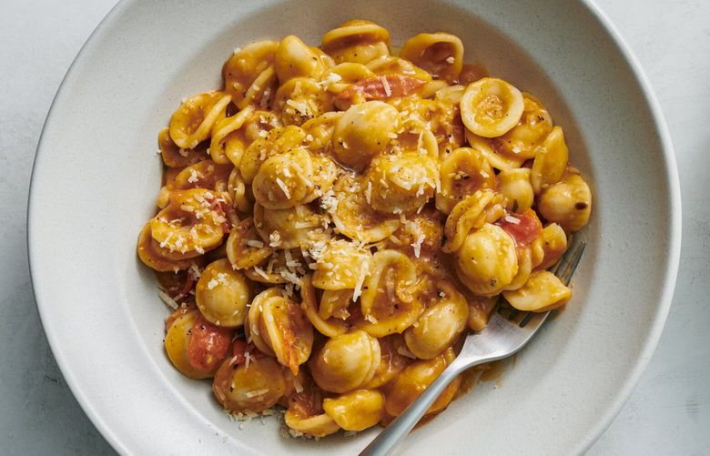 Roasted White Bean and Tomato Pasta. Caramelized tomatoes are paired with white beans in this season-bridging weeknight dinner. Food Stylist: Simon Andrews. (David Malosh/The New York Times) XNYT0261 XNYT0261
