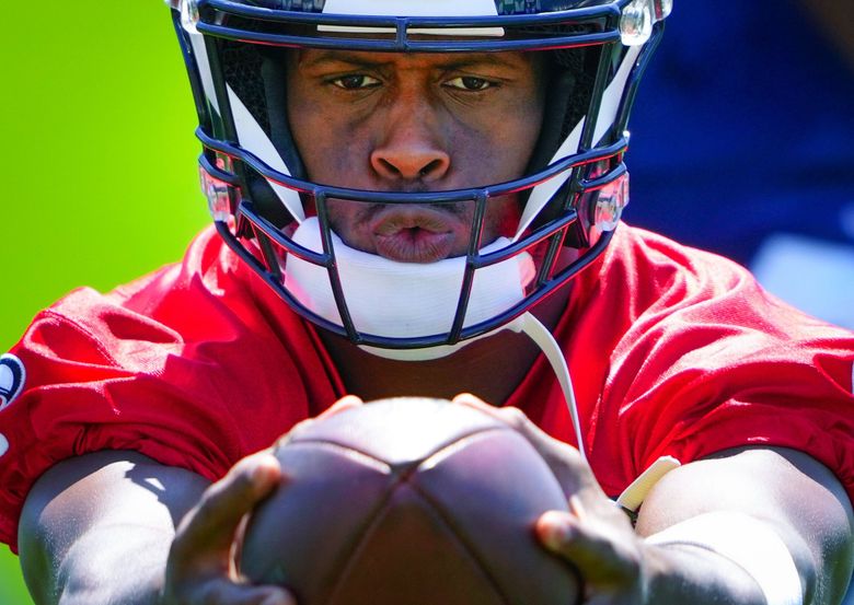 Seahawks QB Geno Smith taking 'command' of team in Year 2 as starter, American Football