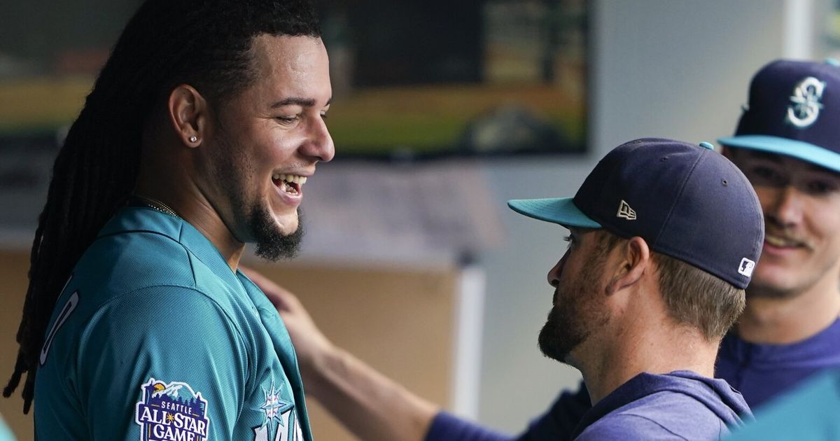 Luis Castillo stars in Seattle Mariners' first playoff win since 2001