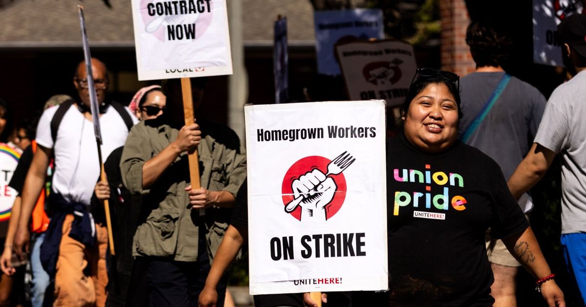 西雅图总部的Homegrown员工罢工，抗议合同谈判。