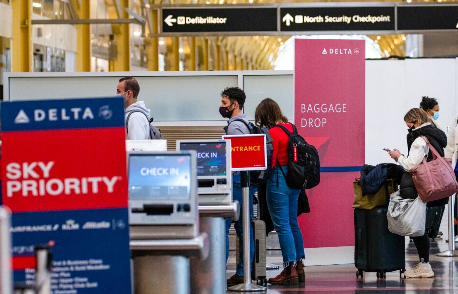 Top more than 102 delta checked bag super hot esthdonghoadian