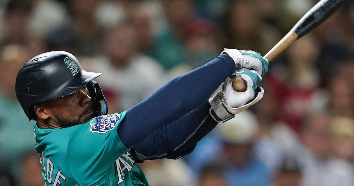 Mariners’ Teoscar Hernandez extends MLB’s longest active onbase streak