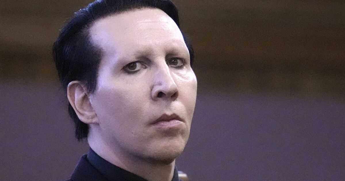 Marilyn Manson pleads no contest to blowing nose on videographer, gets(02)