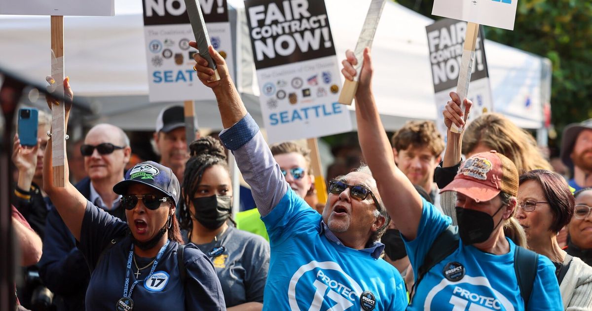 数百名西雅图工人集会，争取新的合同，对市政府的提议表示愤慨。