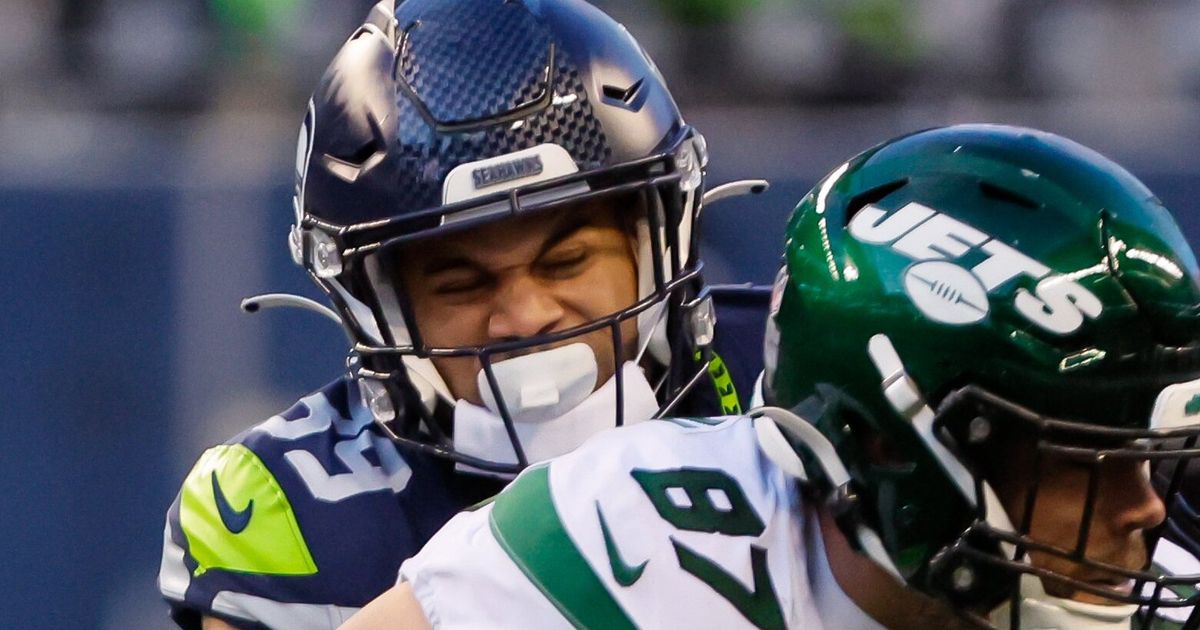 Seattle Seahawks linebacker Jon Rhattigan (59) runs with the 12 flag before  an NFL football game against the Tennessee Titans, Sunday, Sept. 19, 2021,  in Seattle. (AP Photo/Elaine Thompson Stock Photo - Alamy